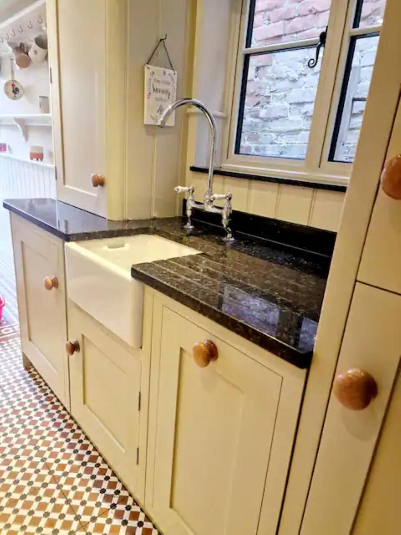 ווימבורן מינסטר Jackdaw Cottage-Beautiful Cottage, Town Centre מראה חיצוני תמונה